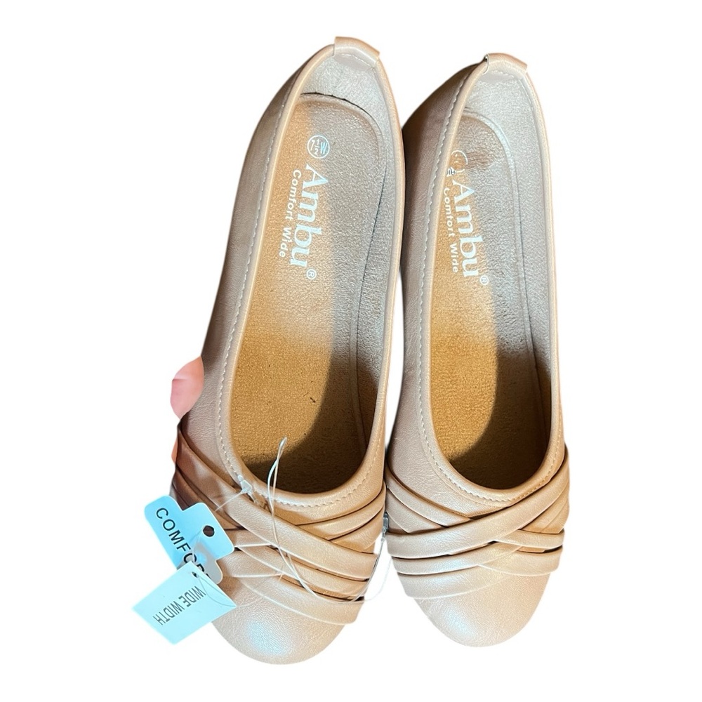 SIZE 7 1/2 WIDE WIDTH TAN LOAFERS